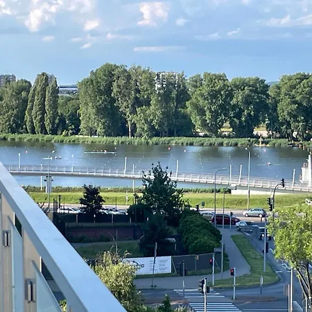 Z Widokiem Na Jezioro I Garazem